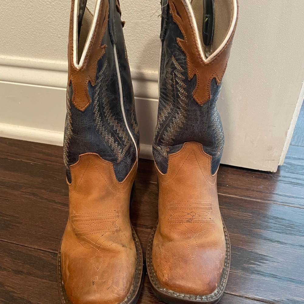 Kid’s cowboy boots 9/10